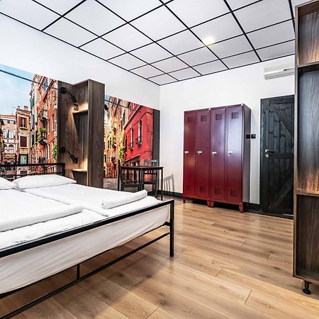 Vola Hostel Warszawa Eksteriør billede