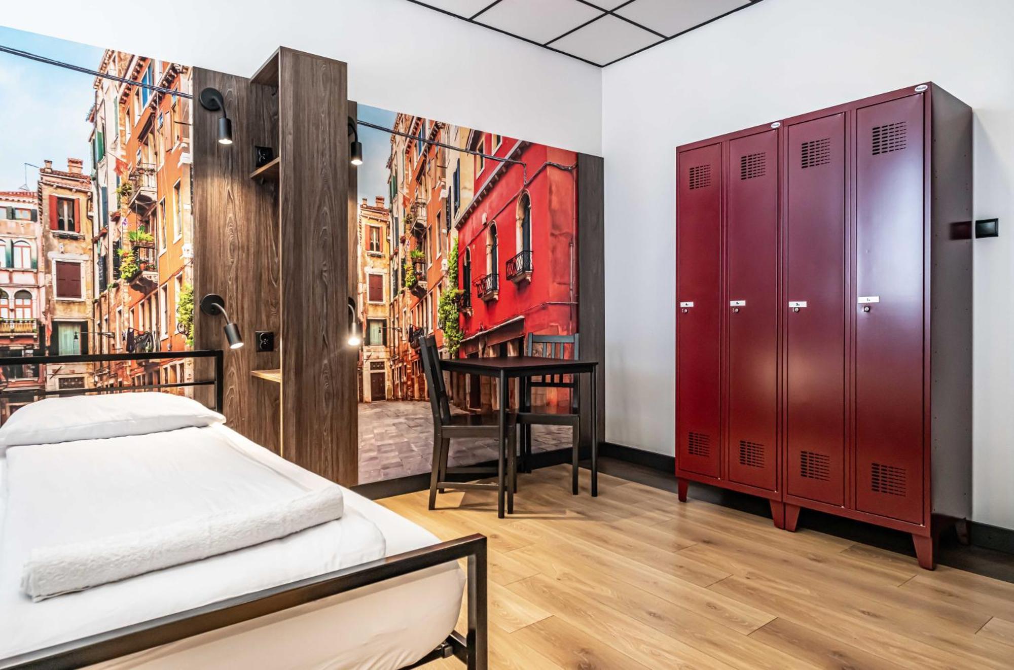 Vola Hostel Warszawa Eksteriør billede