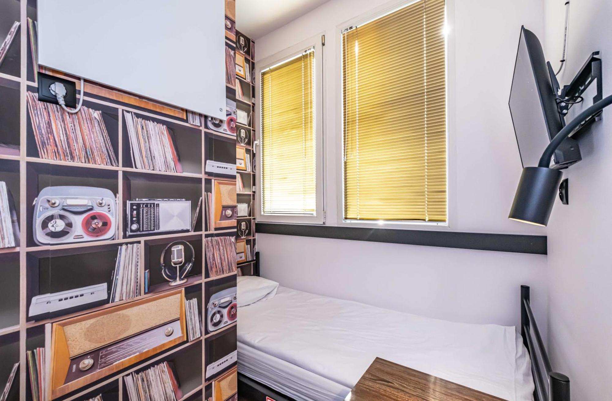 Vola Hostel Warszawa Eksteriør billede