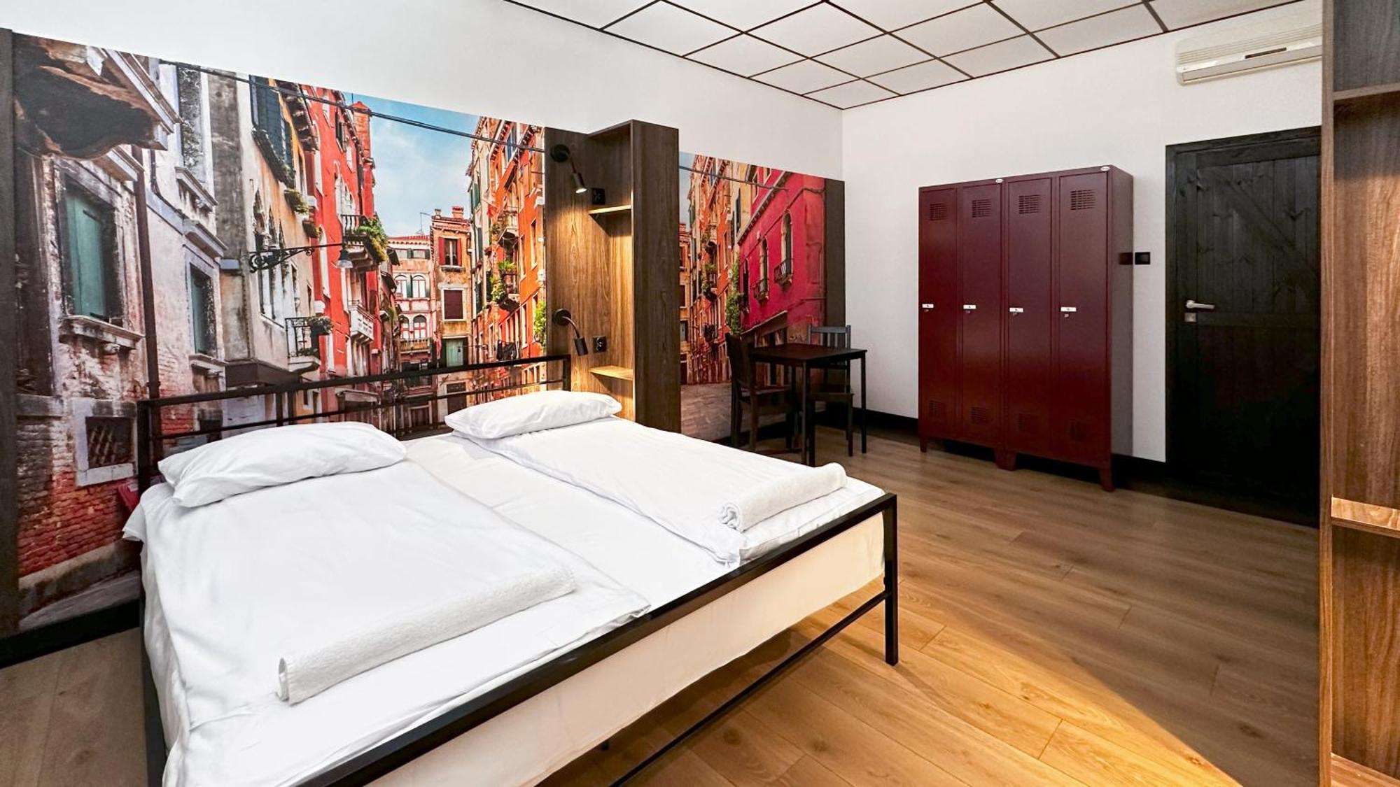 Vola Hostel Warszawa Eksteriør billede